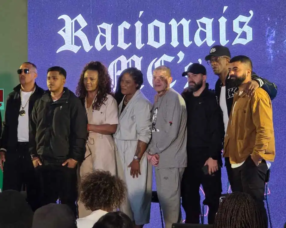 O jornalista André Caramante e os músicos do Racionais MC's, durante abertura da exposição "O Quinto Elemento", no Museu das Favelas