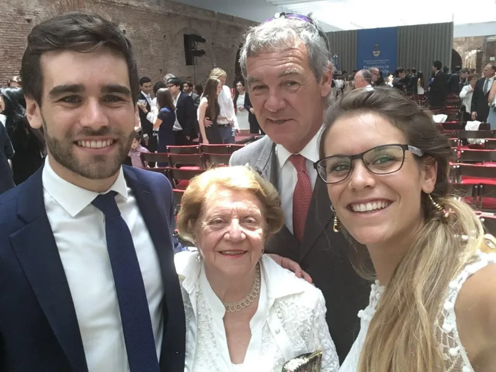 Fotografia da família Macarrón: Facundo, Marcelo, Valentina e a avó Delia “Nené” Grassi, figuras centrais no caso de true crime de Nora Dalmasso.