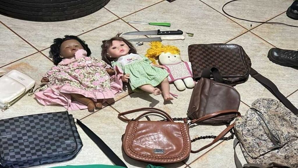 Objetos diversos — bolsas, brinquedos e facas — expostos após apreensão policial em Rio Verde (GO).