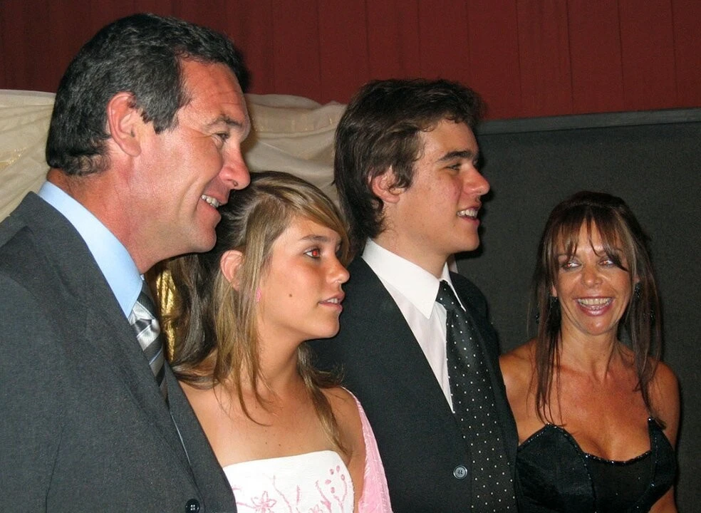 Fotografia de Nora Dalmasso (à direita), seu marido e o casal de filhos. Roberto Bárzola é o novo suspeito no caso de true crime argentino.