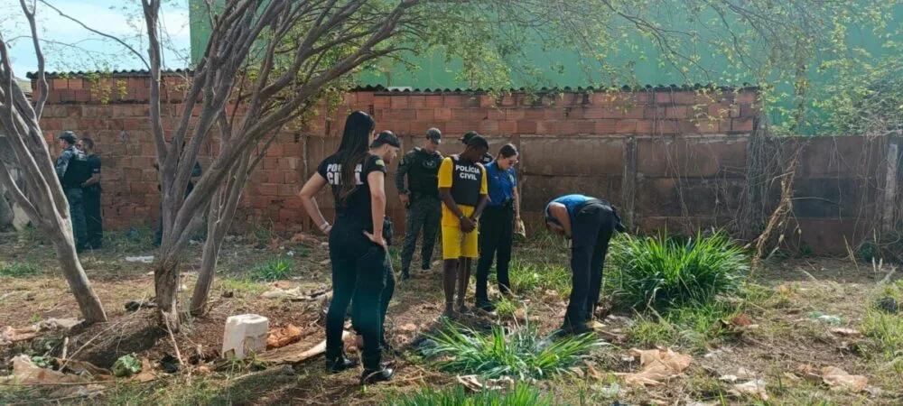 Policiais civis inspecionam terreno baldio em Rio Verde (GO) durante investigação true crime.