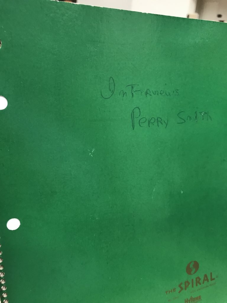 Capa do caderno de anotações de Truman Capote durante a pesquisa para "A Sangue Frio", mostrando anotações manuscritas com o nome do assassino Perry Smith. Documento histórico do acervo da Biblioteca do Congresso.