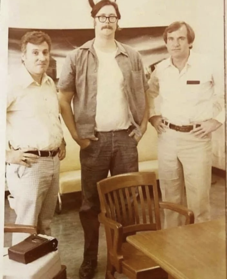 Robert Ressler e John Douglas, profilers do FBI, entrevistando o serial killer Ed Kemper. Imagem histórica que representa o início do perfilamento criminal e a interação com assassinos em série no contexto do true crime.