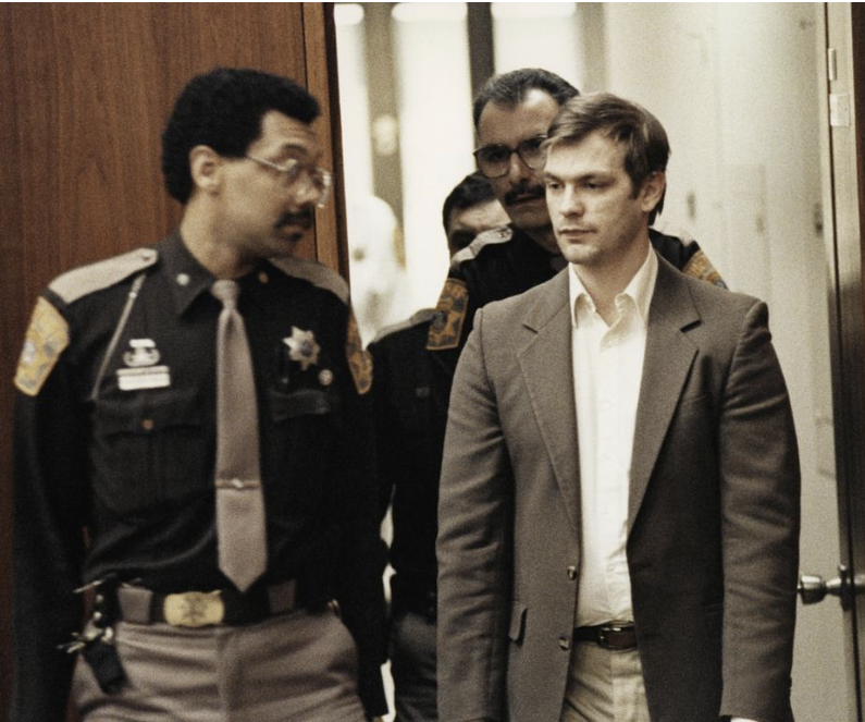 Imagem de Jeffrey Dahmer, conhecido como o Canibal de Milwaukee, sentado no tribunal durante julgamento nos anos 1990, em Wisconsin, EUA.