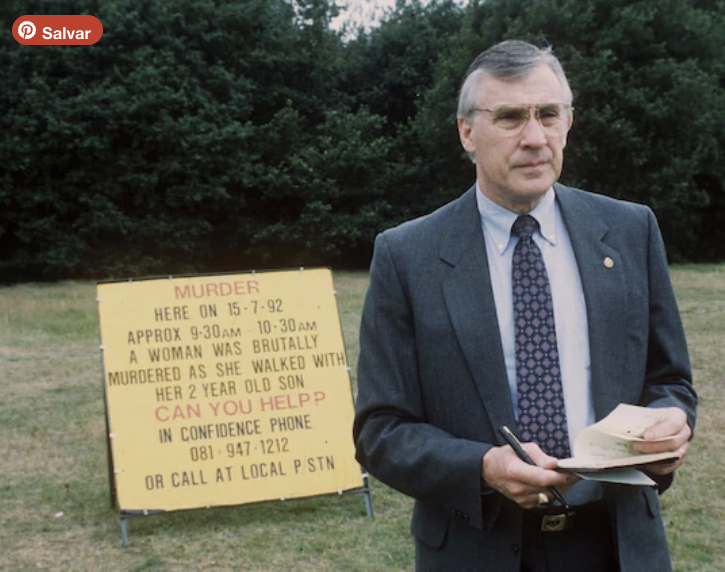 Robert Ressler, lendário profiler do FBI e pioneiro do true crime, ao lado de um cartaz de apelo em cena de crime, simbolizando sua busca por serial killers.