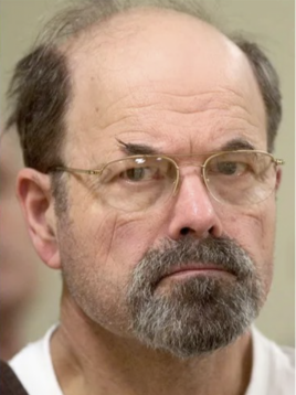Foto de Dennis Rader, conhecido como o serial killer BTK, após sua prisão em Park City, Kansas, em 2005